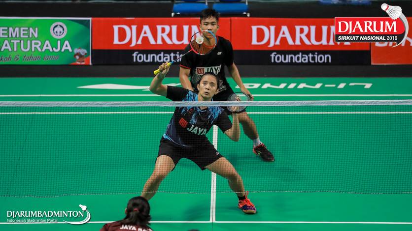 Ferdian Mahardika Ranialdy/Anggia Shitta Awanda (Indonesia) bersiap menyambar pengembalian. Ferdian Mahardika Ranialdy/Anggia Shitta Awanda (Indonesia) bersiap menyambar pengembalian.
