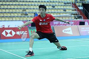 Bobby Setiabudi (Indonesia) menyambut pengembalian.