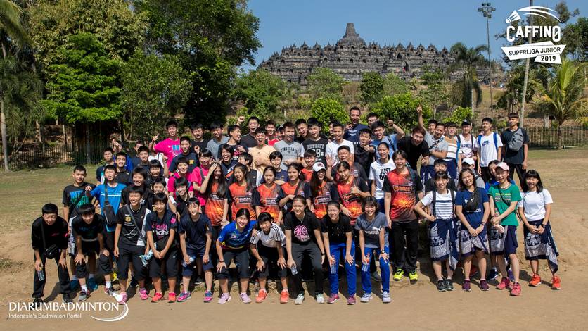 Para pemain asing yang bertanding di Caffino Superliga Junior 2019 berfoto bersama usai mengunjungi Candi Borobudur. Para pemain asing yang bertanding di Caffino Superliga Junior 2019 berfoto bersama usai mengunjungi Candi Borobudur.