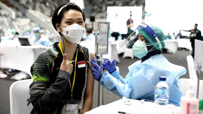 Pemain ganda campuran Indonesia, Gloria Emanuelle Widjaja (kiri) menerima vaksinasi COVID-19. (Foto: PP PBSI) Pemain ganda campuran Indonesia, Gloria Emanuelle Widjaja (kiri) menerima vaksinasi COVID-19. (Foto: PP PBSI)