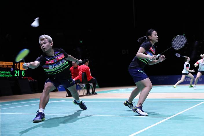 Rinov Rivaldy/Pitha Haningtyas Mentari (Indonesia) mengembalikan shuttlecock. Rinov Rivaldy/Pitha Haningtyas Mentari (Indonesia) mengembalikan shuttlecock.