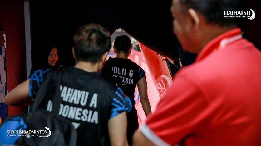 Greysia Polii/Apriyani Rahayu berjalan memasuki arena pertandingan. Greysia Polii/Apriyani Rahayu berjalan memasuki arena pertandingan.