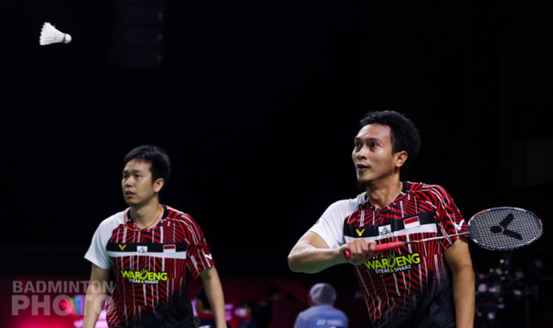 Ganda putra Indonesia, Hendra Setiawan/Mohammad Ahsan bersiap menghadang pengembalian. (Copyright: Badmintonphoto | Courtesy of BWF)
