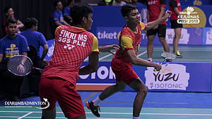 Fajar Alfian/Muhammad Shohibu Fikri menghadang serangan.