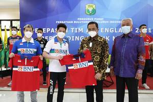 Ganda putra nomor satu dunia, Kevin Sanjaya Sukamuljo/Marcus Fernaldi Gideon (kiri) bersama Ketua Umum PP PBSI, Agung Firman Sampurna. (Foto: PP PBSI)