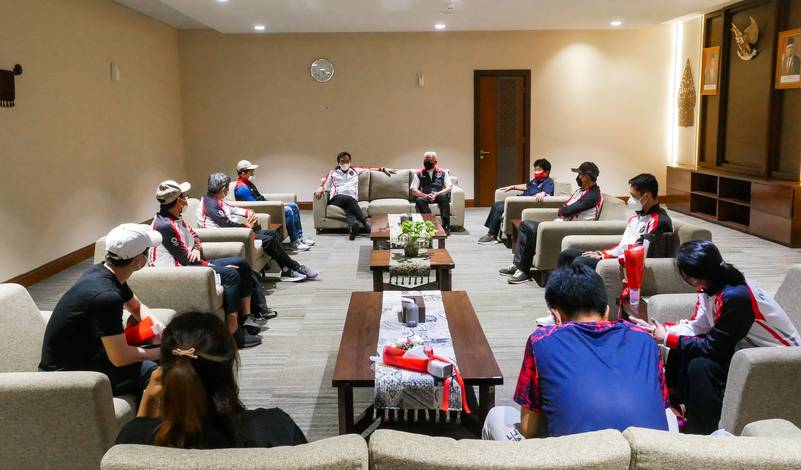 Kloter pertama tim Olimpiade bulutangkis Indonesia disambut Ketua Umum PP PBSI, Agung Firman Sampurna. (Foto: PP PBS) Kloter pertama tim Olimpiade bulutangkis Indonesia disambut Ketua Umum PP PBSI, Agung Firman Sampurna. (Foto: PP PBS)