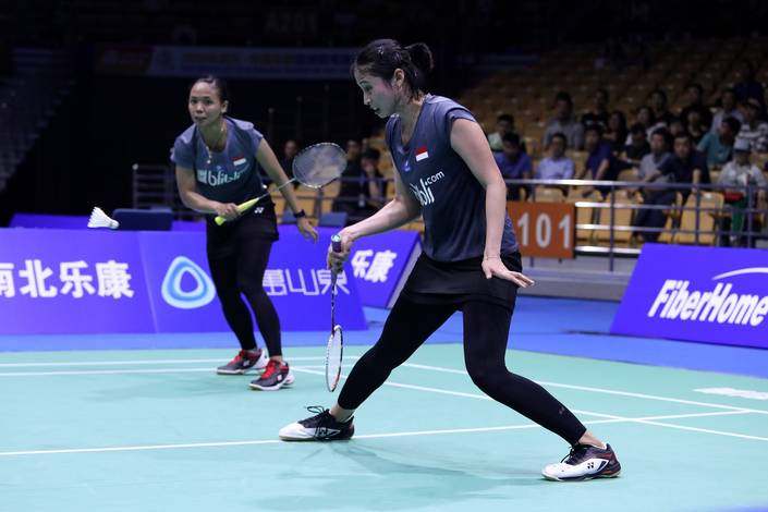 Rizki Amelia Pradipta/Della Destiara Haris (Indonesia) bersiap menghadang serangan. Rizki Amelia Pradipta/Della Destiara Haris (Indonesia) bersiap menghadang serangan.