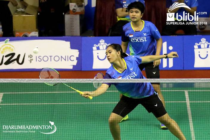 Nita Violina Marwah/Putri Syaikah Ulima Hidayat (Exist) mengembalikan shuttlecock. Nita Violina Marwah/Putri Syaikah Ulima Hidayat (Exist) mengembalikan shuttlecock.