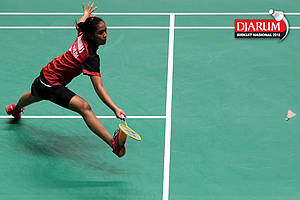 Sheila Dinda Kurniawan (PB Djarum Kudus) bersiap menggapai pengembalian.