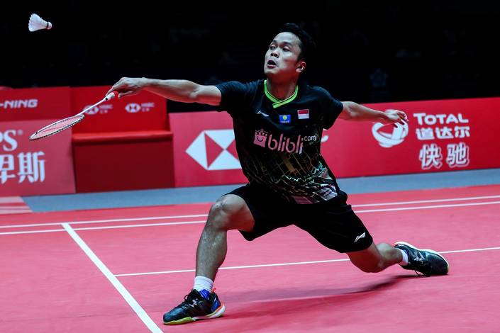 Tunggal putra Indonesia, Anthony Sinisuka Ginting mengembalikan shuttlecock.