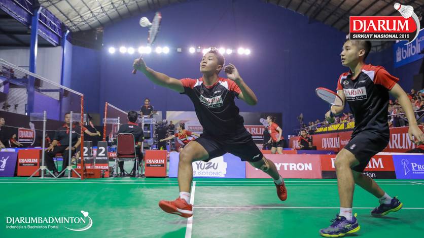 Calvin Kristanto/Hendra Gustiawan (PB Djarum Kudus) menyambut pengembalian. Calvin Kristanto/Hendra Gustiawan (PB Djarum Kudus) menyambut pengembalian.