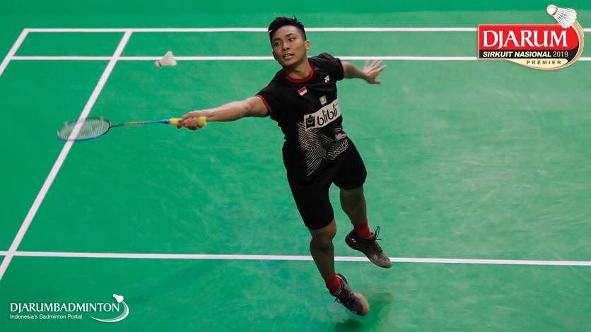 Karono (Pelatnas) berusaha menggapai pengembalian. Karono (Pelatnas) berusaha menggapai pengembalian.