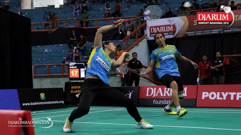 Dian Fitriani/Nadiya Melati (Pertamina Fastron) menghadang serangan. Dian Fitriani/Nadiya Melati (Pertamina Fastron) menghadang serangan.