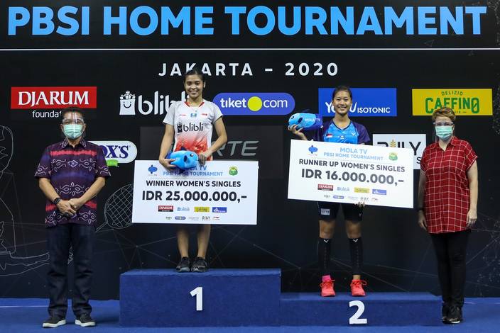 Gregoria Mariska Tunjung (dua dari kiri) juara tunggal putri Mola TV PBSI Home Tournament.