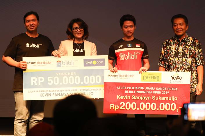 Kevin Sanjaya Sukamuljo (dua dari kanan) mendapatkan penghargaan dari Djarum Foundation dan Blibli.com. Kevin Sanjaya Sukamuljo (dua dari kanan) mendapatkan penghargaan dari Djarum Foundation dan Blibli.com.