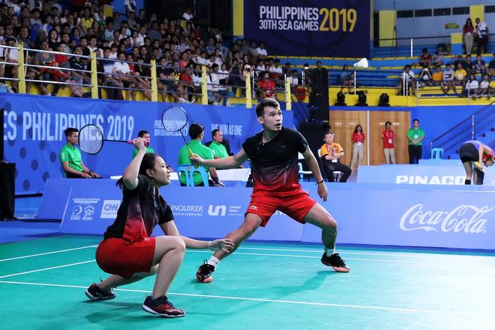 Rinov Rivaldy/Pitha Haningtyas Mentari (Indonesia) bersiap menghadang pengembalian. Rinov Rivaldy/Pitha Haningtyas Mentari (Indonesia) bersiap menghadang pengembalian.