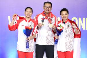 Ganda putri Indonesia, Greysia Polii/Apriyani Rahayu bersama pelatih Eng Hian. (Foto: PP PBSI)