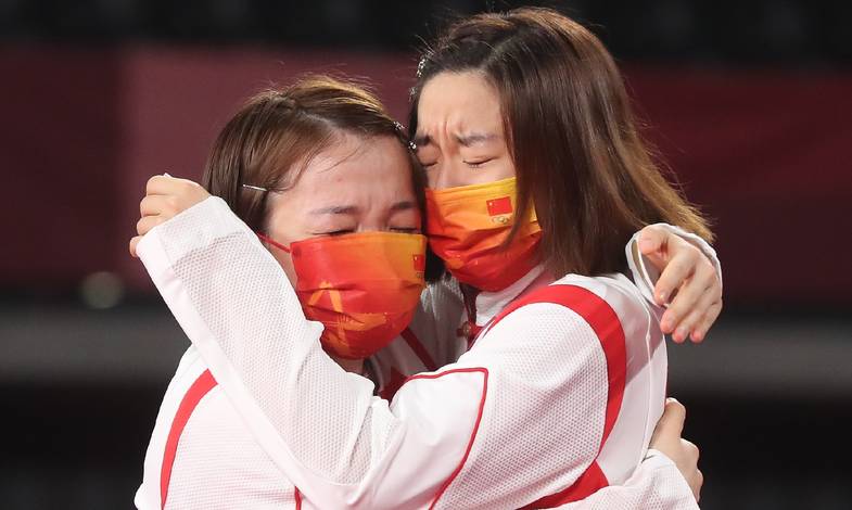Ganda putri Tiongkok, Chen Qing Chen/Jia Yifan saat menangis di podium. (Foto: BADMINTONPHOTO - Yves Lacroix) Ganda putri Tiongkok, Chen Qing Chen/Jia Yifan saat menangis di podium. (Foto: BADMINTONPHOTO - Yves Lacroix)