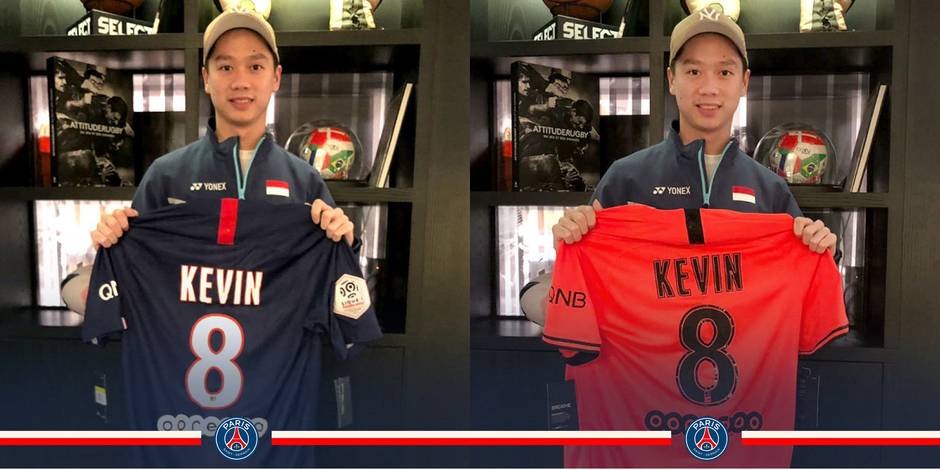 Kevin Sanjaya Sukamuljo saat menerima jersey Paris Saint-Germain. Kevin Sanjaya Sukamuljo saat menerima jersey Paris Saint-Germain.