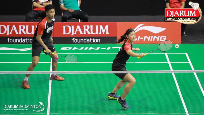 Dejan Ferdinansyah/Serena Kani (PB Djarum Kudus) menyambut pengembalian.