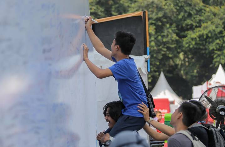 Supporters Are Writing On The Walls Theme Messages Of Support To The Players. "Support Your Favorite Player Here" Supporters Are Writing On The Walls Theme Messages Of Support To The Players. "Support Your Favorite Player Here"