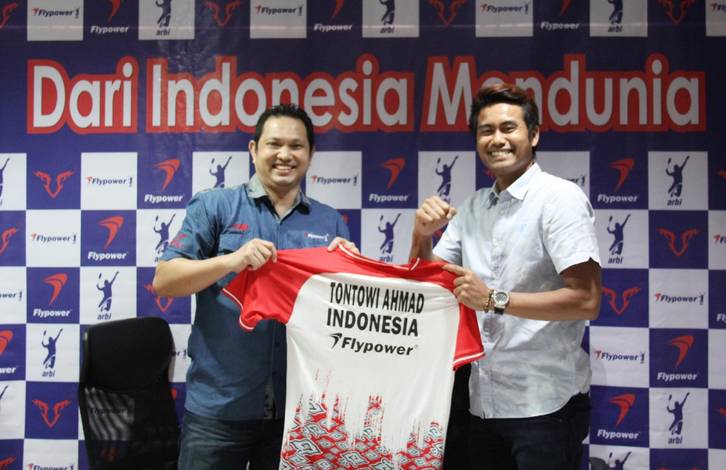 Tontowi Ahmad (kanan) usai teken kontrak dengan Flypower. Tontowi Ahmad (kanan) usai teken kontrak dengan Flypower.