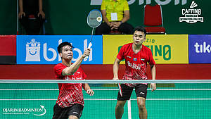 Daniel Marthin/Leo Rolly Carnando (Jawa Tengah) menyambut pengembalian.