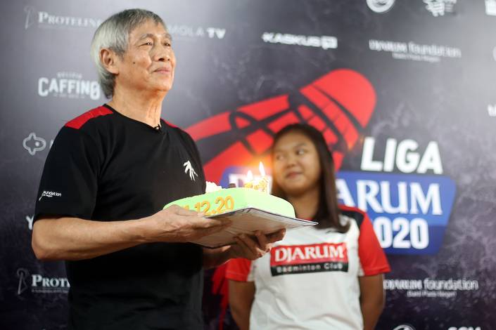Legenda bulutangkis Indonesia, Christian Hadinata (kiri) mendapatkan kejutan di hari ulang tahunnya yang ke-71. Legenda bulutangkis Indonesia, Christian Hadinata (kiri) mendapatkan kejutan di hari ulang tahunnya yang ke-71.