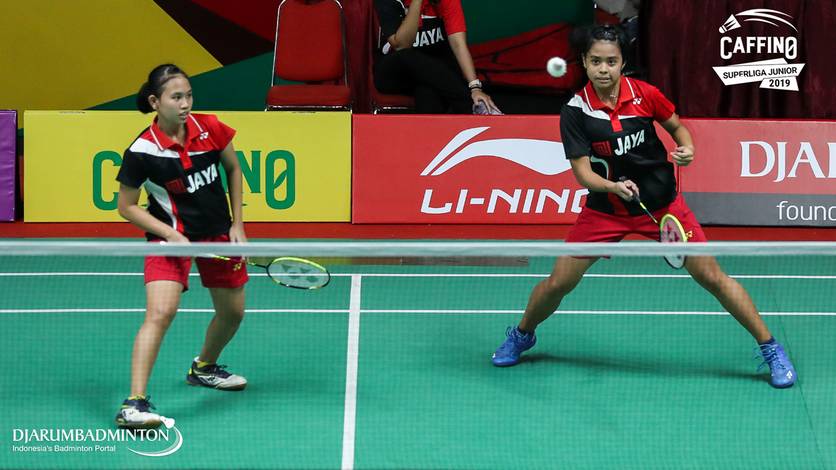 Sabrina Ajeng Takira/Savira Nurul Husnia (Jaya Raya) mengembalikan shuttlecock.
