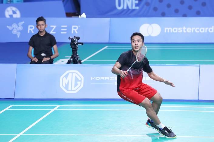 Anthony Sinisuka Ginting nyaris terkecoh pengembalian lawan. Anthony Sinisuka Ginting nyaris terkecoh pengembalian lawan.