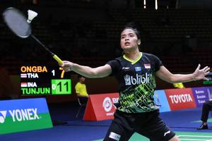 Gregoria Mariska Tunjung (Indonesia) menyambut pengembalian.