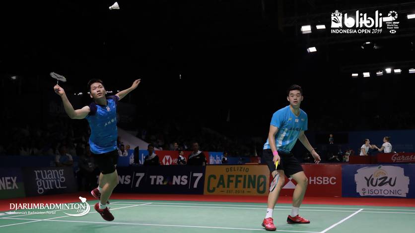 Lee Yang/Wang Chi Lin (Taiwan) bersiap menyambut pengembalian.