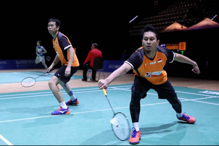 Hendra Setiawan/Mohammad Ahsan (Indonesia) menyambut pengembalian.