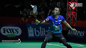 Ihsan Maulana Mustofa (Indonesia) mengembalikan shuttlecock.