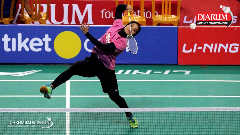 Hanna Ramadini (Mutiara Cardinal Bandung) melepaskan serangan. Hanna Ramadini (Mutiara Cardinal Bandung) melepaskan serangan.