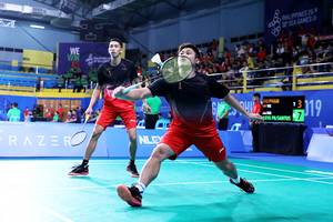 Wahyu Nayaka Arya Pangkaryanira/Ade Yusuf Santoso (Indonesia) mengembalikan shuttlecock.