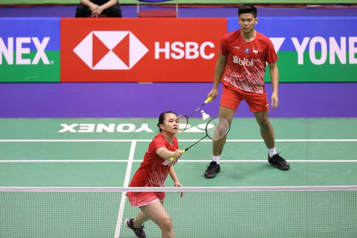 Praveen Jordan/Melati Daeva Oktavianti (Indonesia) mengembalikan shuttleccock. Praveen Jordan/Melati Daeva Oktavianti (Indonesia) mengembalikan shuttleccock.