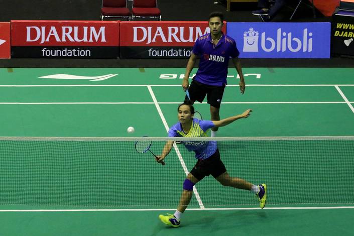 Rian Swastedian/Nadyia Melati (Jaya Raya Jakarta/Pertamina Fastron) mengembalikan shuttlecock. Rian Swastedian/Nadyia Melati (Jaya Raya Jakarta/Pertamina Fastron) mengembalikan shuttlecock.