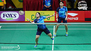 Cheng Su Hui/Cheng Su Yin (Harimau Muda) bersiap menyabar pengembalian.