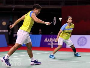 Greysia Polii/Apriyani Rahayu (Indonesia) menghadang serangan. (Copyright: Badmintonphoto | Courtesy of BWF)