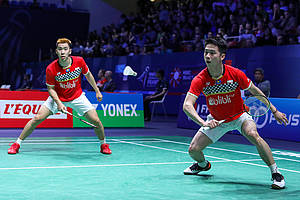 Kevin Sanjaya Sukamuljo/Marcus Fernaldi Gideon (Indonesia) bersiap menghadang serangan.