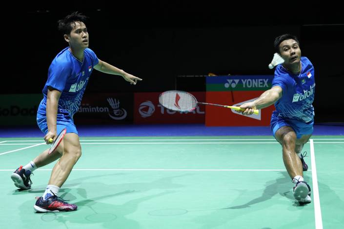 Berry Angriawan/Hardianto (Indonesia) berusaha menggapai pengembalian. Berry Angriawan/Hardianto (Indonesia) berusaha menggapai pengembalian.
