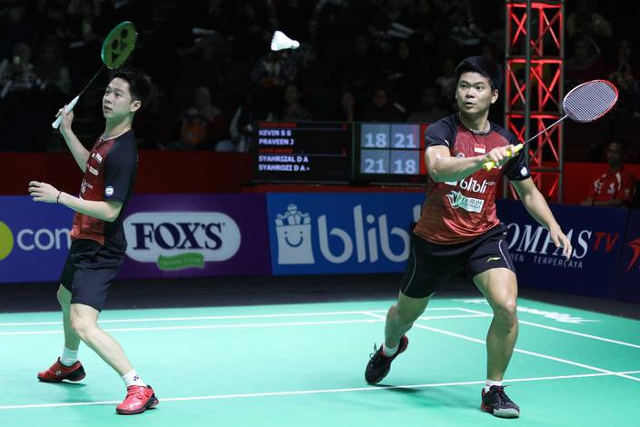 Kevin Sanjaya Sukamuljo/Praveen Jordan (PB Djarum) bersiap menyambut pengembalian. Kevin Sanjaya Sukamuljo/Praveen Jordan (PB Djarum) bersiap menyambut pengembalian.