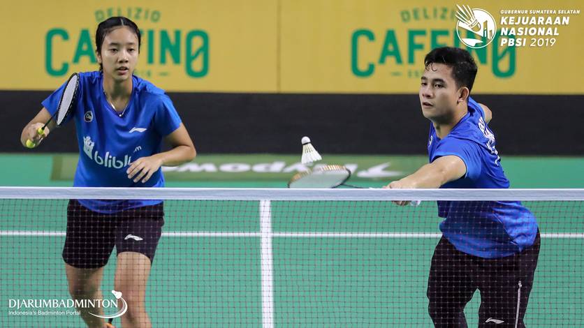 Dwiki Rafian Restu/Metya Inayah Cindiani (Jawa Tengah) mengembalikan shuttlecock. Dwiki Rafian Restu/Metya Inayah Cindiani (Jawa Tengah) mengembalikan shuttlecock.