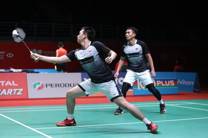 Hendra Setiawan/Mohammad Ahsan (Indonesia) mengembalikan shuttlecock. Hendra Setiawan/Mohammad Ahsan (Indonesia) mengembalikan shuttlecock.