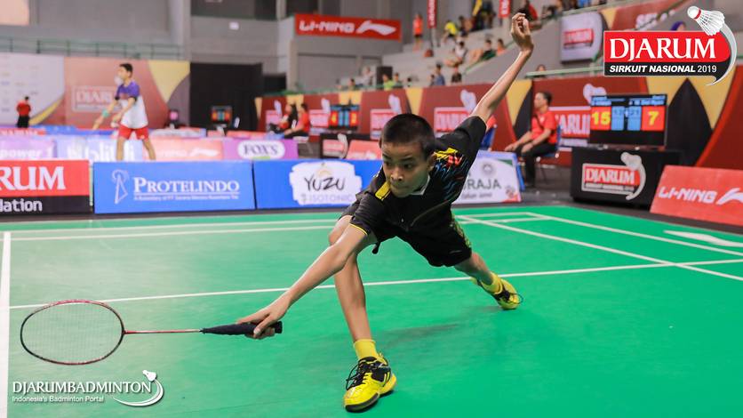 Dzikrullah Alfatah (PB Iskandar Alamla Palembang) mengembalikan shuttlecock. Dzikrullah Alfatah (PB Iskandar Alamla Palembang) mengembalikan shuttlecock.