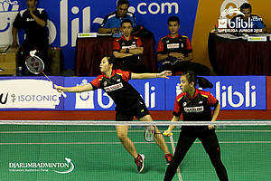 Febriana Dwipuji Kusuma/Ribka Sugiarto (PB Djarum Kudus) mengembalikan shuttlecock.