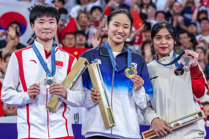He Bing Jiao, An Se Young, & Gregora Mariska Tunjung (PBSI/Badmintonphoto/Mikael Ropars) He Bing Jiao, An Se Young, & Gregora Mariska Tunjung (PBSI/Badmintonphoto/Mikael Ropars)