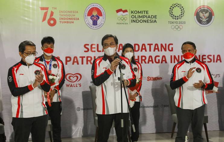 Ketua Umum PP PBSI, Agung Firman Sampurna (tengah) saat menyambut kloter kedua kepulangan tim bulutangkis Indonesia dari Olimpiade Tokyo 2020. (Foto: PP PBSI) Ketua Umum PP PBSI, Agung Firman Sampurna (tengah) saat menyambut kloter kedua kepulangan tim bulutangkis Indonesia dari Olimpiade Tokyo 2020. (Foto: PP PBSI)
