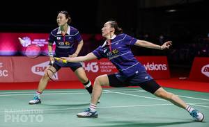 Lee So Hee/Shin Seung Chan (Korea) mengembalikan shuttlecock. (Copyright: Badmintonphoto | Courtesy of BWF)